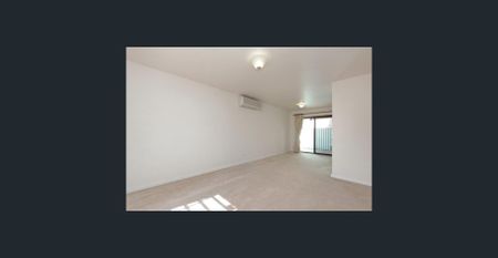 Spacious Townhouse - Photo 2