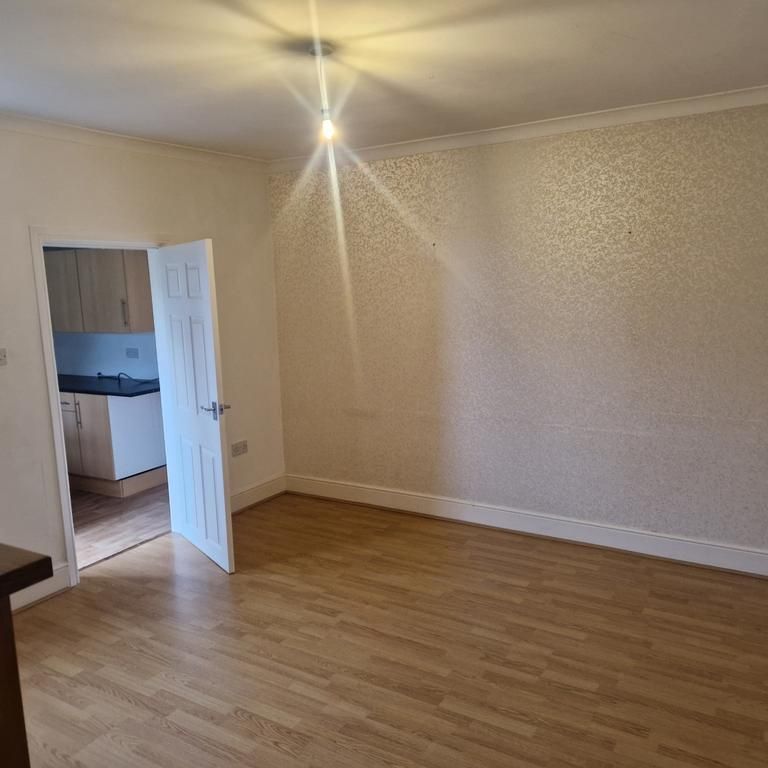 4 bedroom semi-detached house to rent - Photo 1