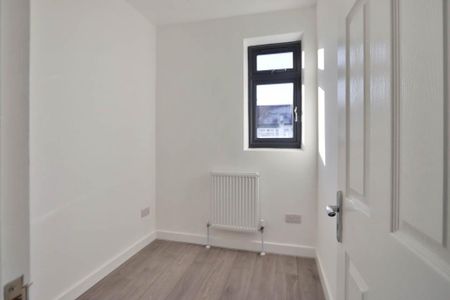 4 bedroom end of terrace house to rent - Photo 5