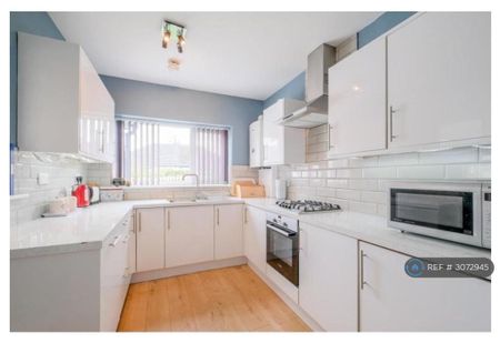 3 bedroom semi-detached house to rent - Photo 4