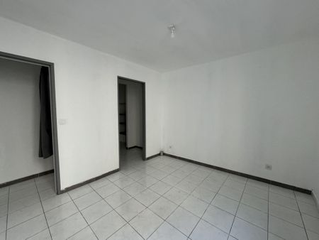 Location Appartement 2 pièces 66m² TOURVES 83170 - Photo 3
