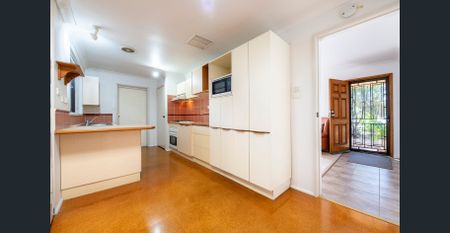 Three Bedroom Family Home in a Quiet, Established Neighbourhood - Photo 5