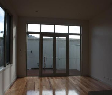 Stunning Townhouse - Photo 1