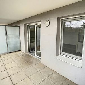 Décines : Beau T2 en rez-de-jardin avec terrasse et garage - Photo 2