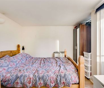 A well presented one bedroom apartment with a spacious reception ro... - Photo 6