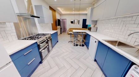 5 Bedroom 5 Bathroom - Photo 4