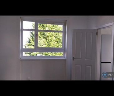 3 bedroom flat to rent - Photo 4