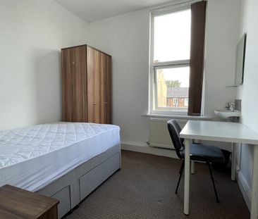 4 bedroom end of terrace house to rent - Photo 5