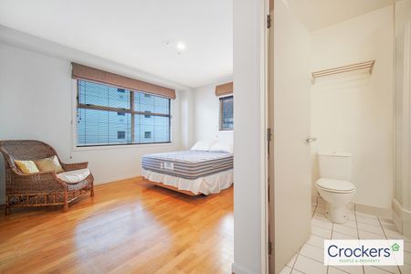 Spacious 3 bedroom 2 Bathroom apartment with amazing views and carpark . - Photo 5