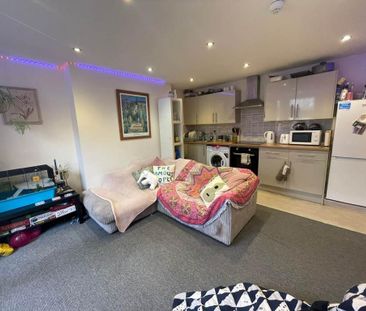 3 bedroom flat to rent - Photo 2