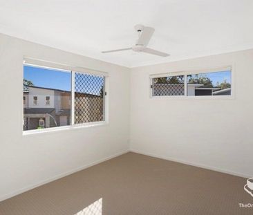 3 BED, A/C, MINUTES TO GATEWAY Large living space unit, gas cooktop... - Photo 3