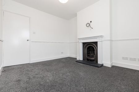 Three Bedroom Flat to Rent in Charlton - Photo 5