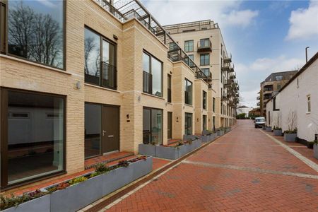 Contemporary 2 bedroom mews house in a unique development at the edge of The Pantiles - Photo 2