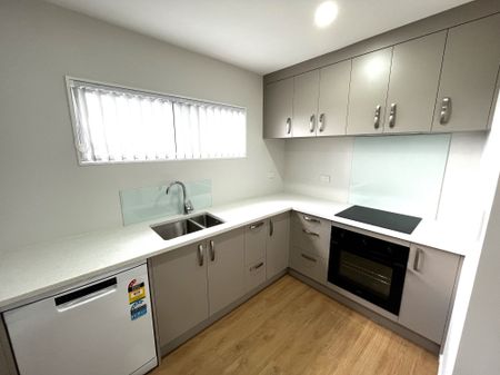 RARE MODERN PENTHOUSE - SPACIOUS & CENTRAL - Photo 4