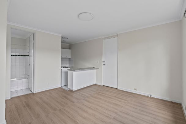Studio Living in the Heart of St Kilda - Photo 1