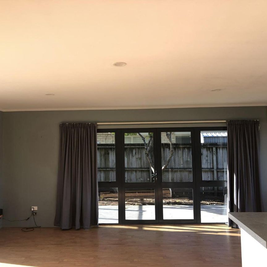 Cozy and coastal family home - Photo 1