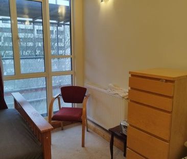 1 bedroom in a flat share to rent - Photo 5