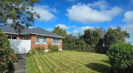 Spacious Tidy Family Home - Photo 2