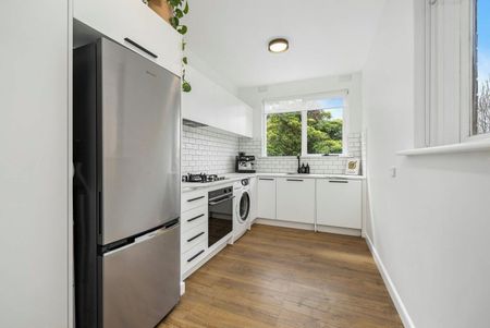 Modern Comfort, Leafy Outlook & Unbeatable St Kilda Location - Photo 4