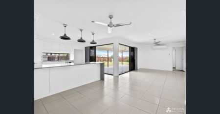 Family Living with all the EXTRAS! - Photo 2