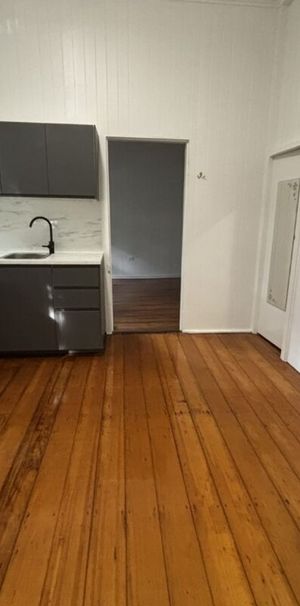 Studio flat in ideal location - Photo 1