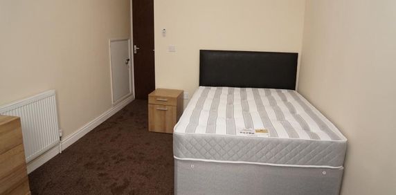 1 bedroom in a house share to rent - Photo 2