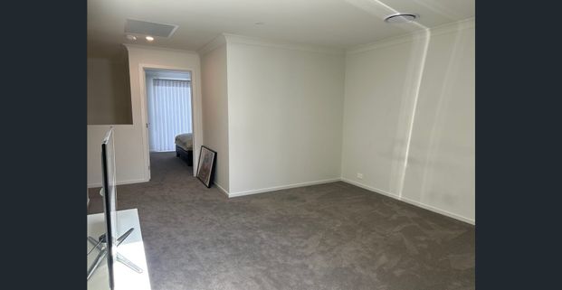 174 fairwater bvd. Dream home living in FairWater ! 3 Bed +1 Media Luxury Town House! - Photo 1