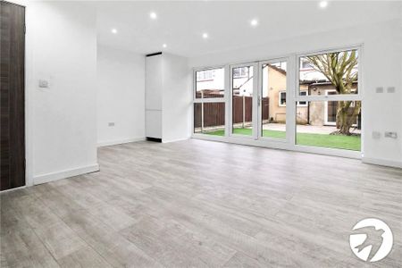 3 bedroom end of terrace house to rent - Photo 4