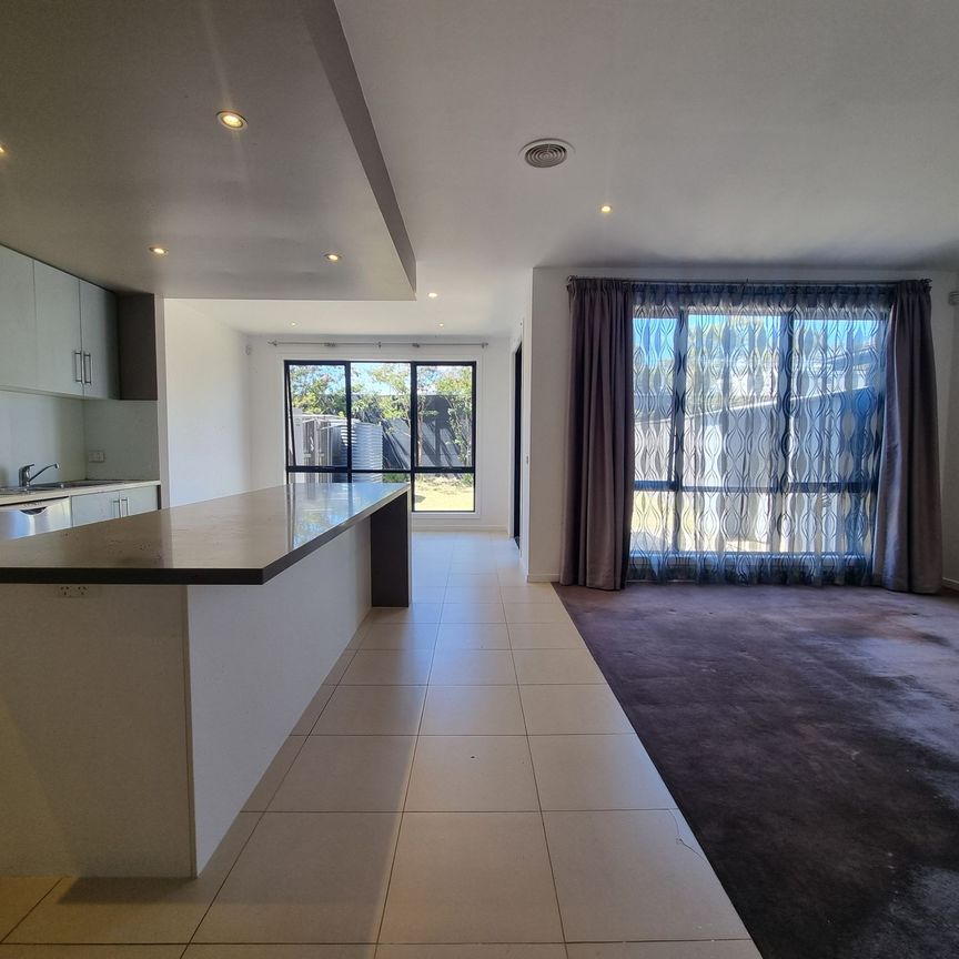 3 Bedroom Townhouse Walk to Westall Station - Photo 1