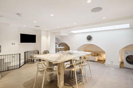 An elegant and well presented two bedroom townhouse located in the heart of Belgravia, SW1. - Photo 5