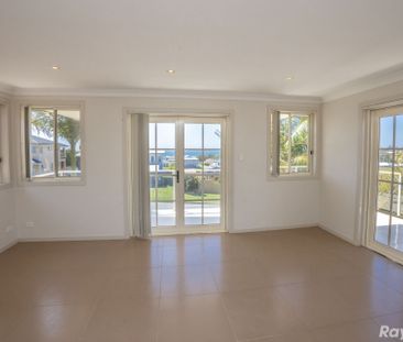 4 BEDROOM HOME WITH OCEAN VIEWS! - Photo 2