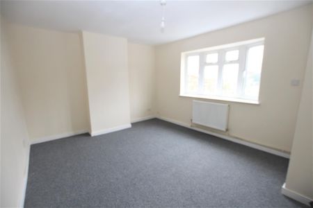 3 bedroom Semi-Detached House to let - Photo 3