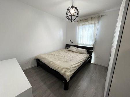 A LOUER - BEAU T2 + BALCON + 2 PARKINGS + CAVE - Photo 2