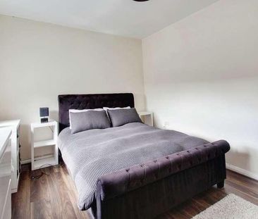 Bathurst Walk, Richings, SL0 - Photo 4