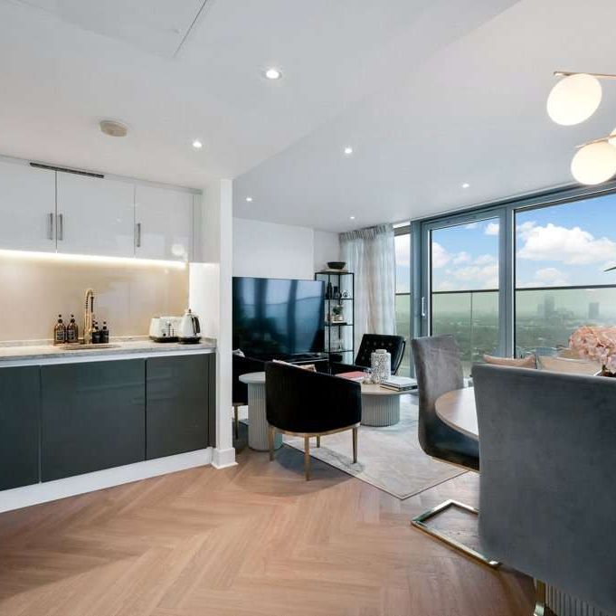 Beautifully presented 2 double bedroom, 2 bathroom apartment to rent on the 21st floor. - Photo 1