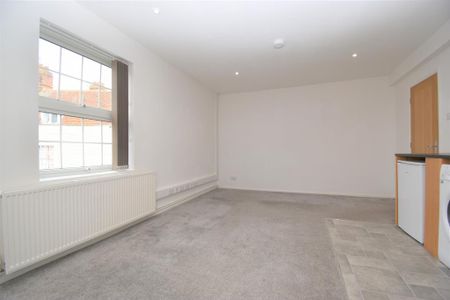 2 bedroom maisonette to rent - Photo 4