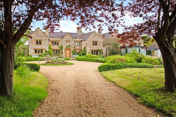 Unique family home in the north Cotswold village of Dorsington. - Photo 1