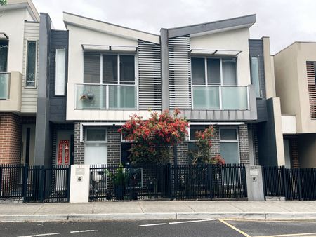 Charming Three-Bedroom Townhouse for Rent in Bundoora - Photo 2