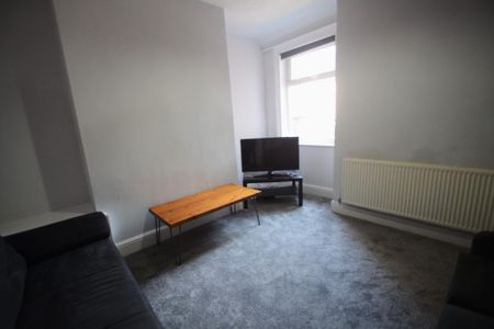 4 bedroom end of terrace house to rent - Photo 2