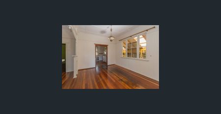 Charming Queenslander – 2 Bedroom + Sleepout - Photo 2