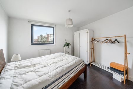 2 Bed Flat, Chapter House, E2 - Photo 5