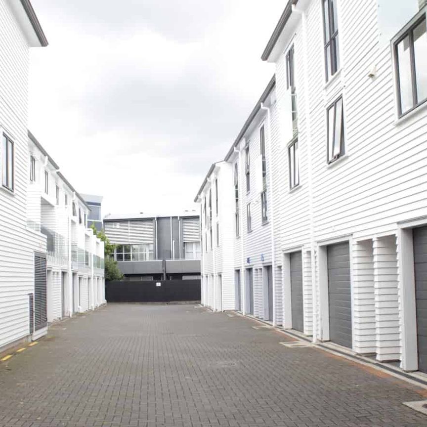 Convenient and low maintenace! - Photo 1