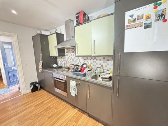 79 Flat 2 Brudenell Grove, Leeds, LS6 1HR - Photo 1