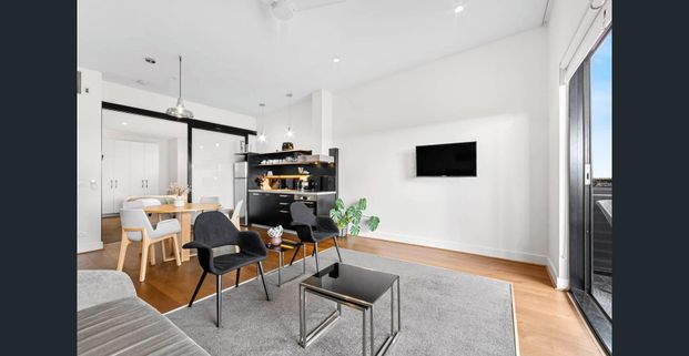 Stylish Semi-Furnished Apartment in Prime Devlin Location - Photo 1