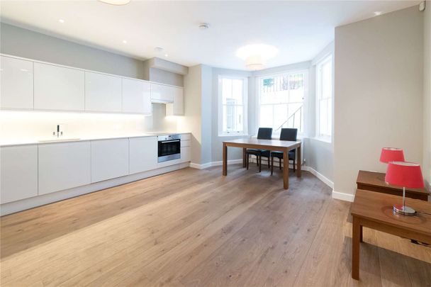 This is a lovely one bedroom property on the lower ground of a period building on a very desirable street in South Kensington. - Photo 1
