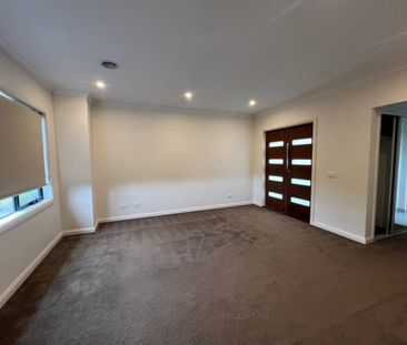 *Modern 3-Bedroom Home with Comfort, Style and Convenience* - Photo 1