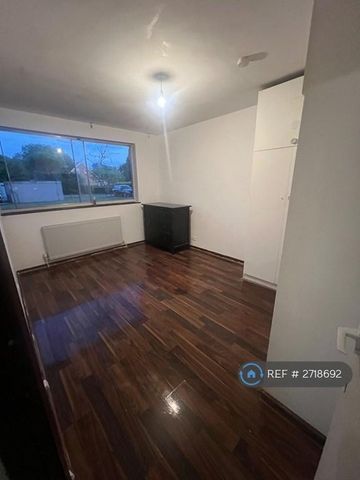 1 bedroom in a house share to rent - Photo 2