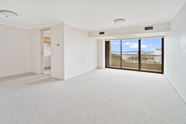 2 BEDROOM APARTMENT WITH PANORAMIC HARBOUR VIEWS - Photo 1