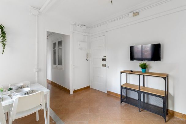Bright single room in Valencia street - Photo 1