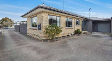 3 bedroom beauty in East Street Hamilton - Photo 2